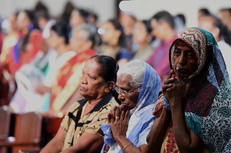 SRI LANKA. Umat Kristiani berdoa dalam misa Natal di Kolombo, Sri Lanka. Sekitar 6 persen populasi Sri Lanka beragama Kristen. Foto oleh Ishara S. Kodikara/AFP 