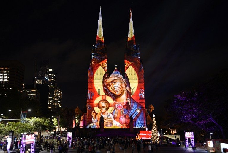 AUSTRALIA. St Mary's Cathedral di Sydney, Australia, dihiasi dengan lampu bergambar Bunda Maria dan bayi Yesus. Foto oleh Saeed Khan/AFP 