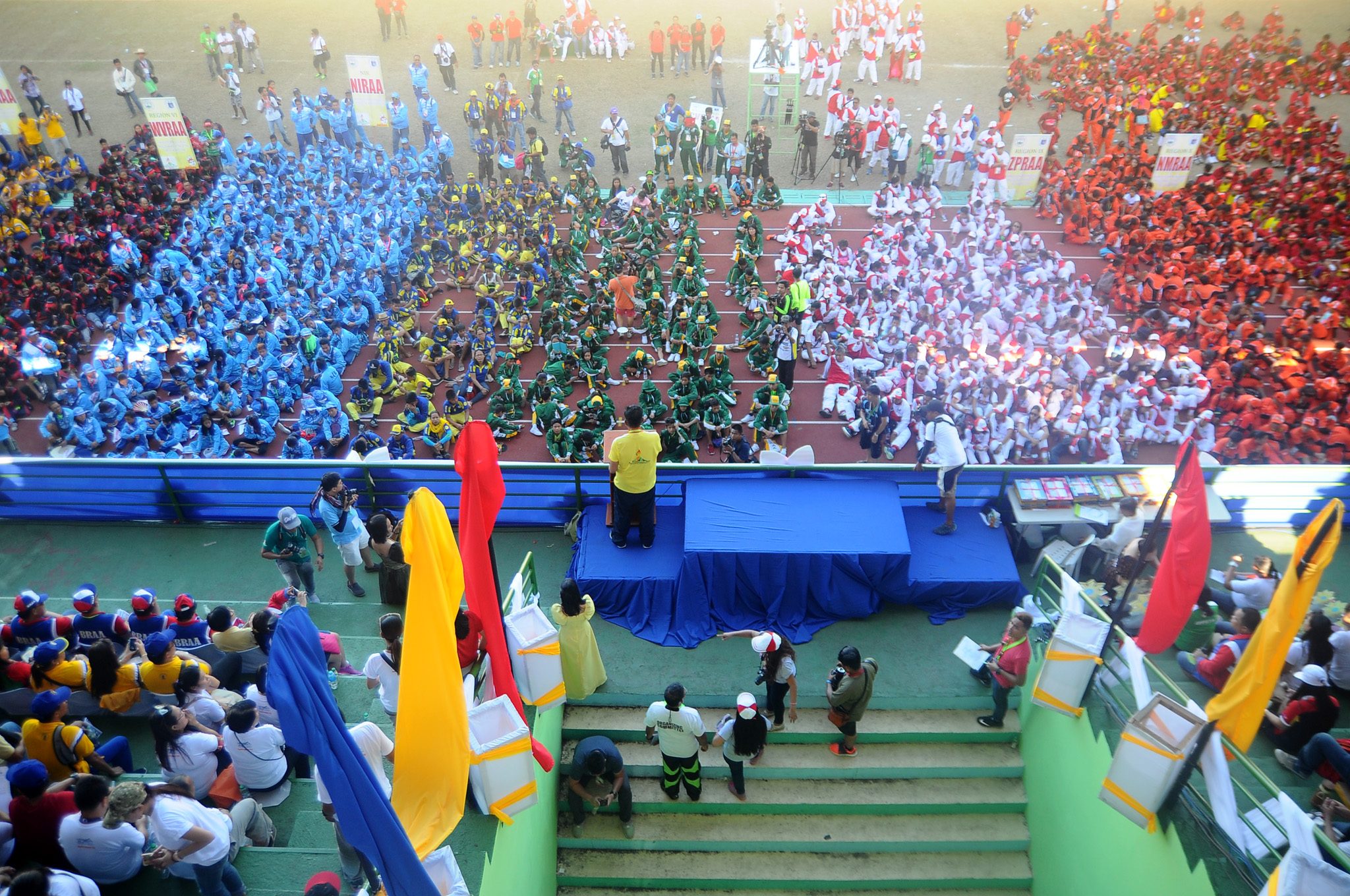 COLORFUL. Delegates from the various regions converge for the Palaro 2016 closing ceremony. Photo by Roy Secretario/ Rappler 