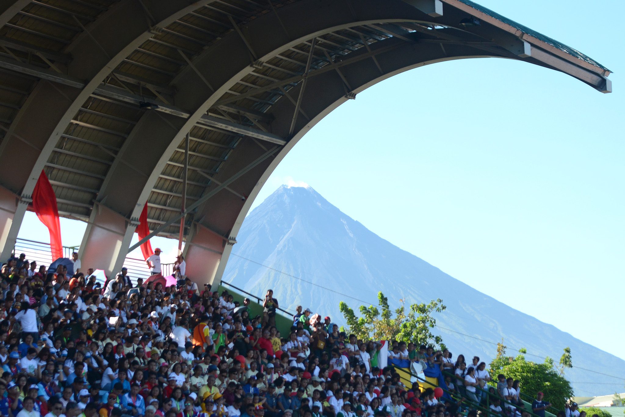 MAYON. A clear view of the Mayon Volcano greets delegates at the ceremony. Photo by Roy Secretario/ Rappler 