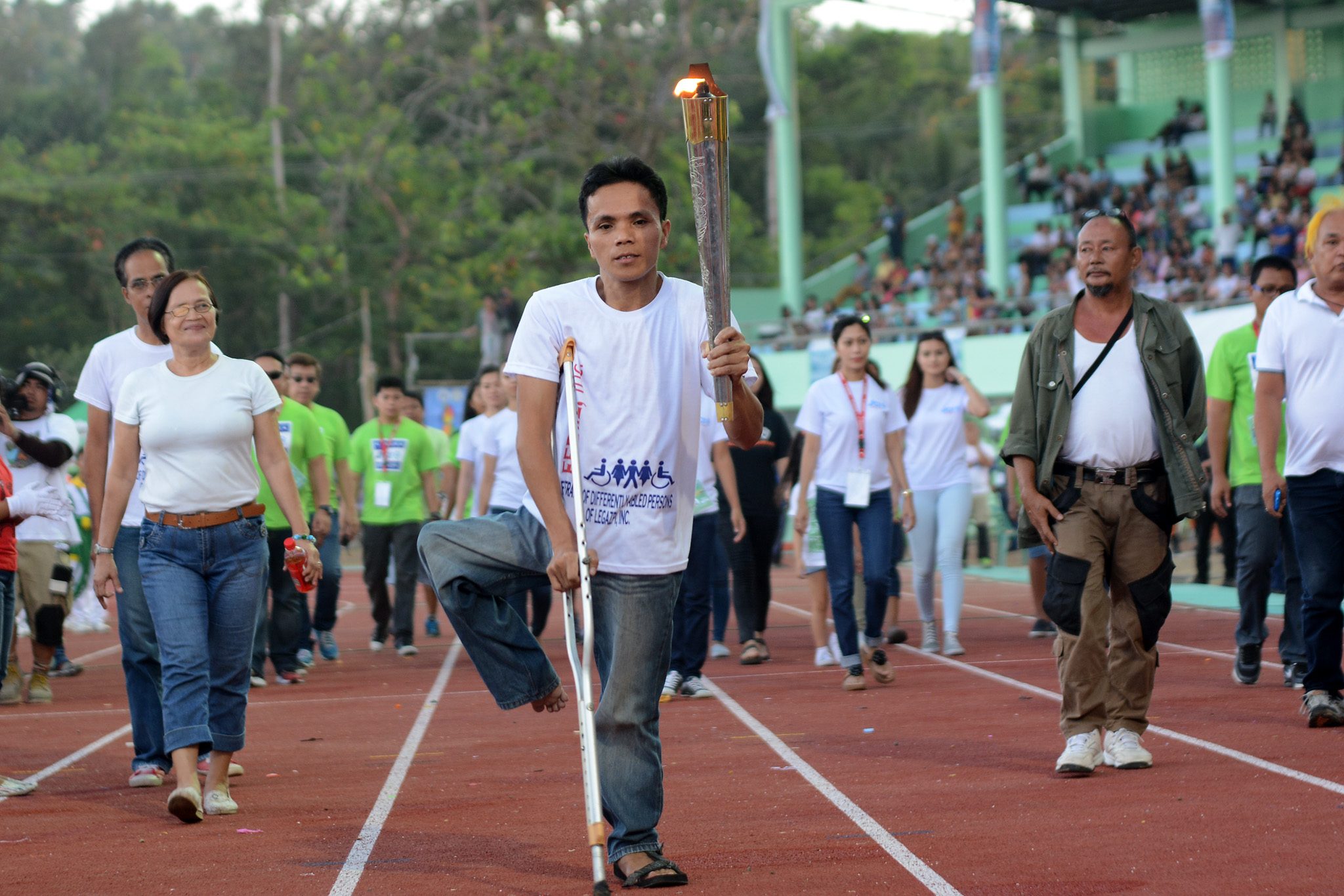 TORCHBEARER. Similar to the opening ceremony, a PWD carries Albay's Palaro torch during the closing ceremony. Photo by Roy Secretario/Rappler 