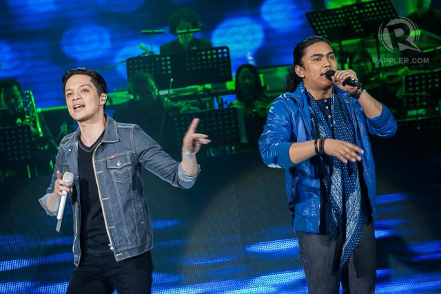 MENTOR. Bamboo with his 'Voice PH' bet Rence Rapanot at the show's season 2 finale. File photo by Manman Dejeto/Rappler 