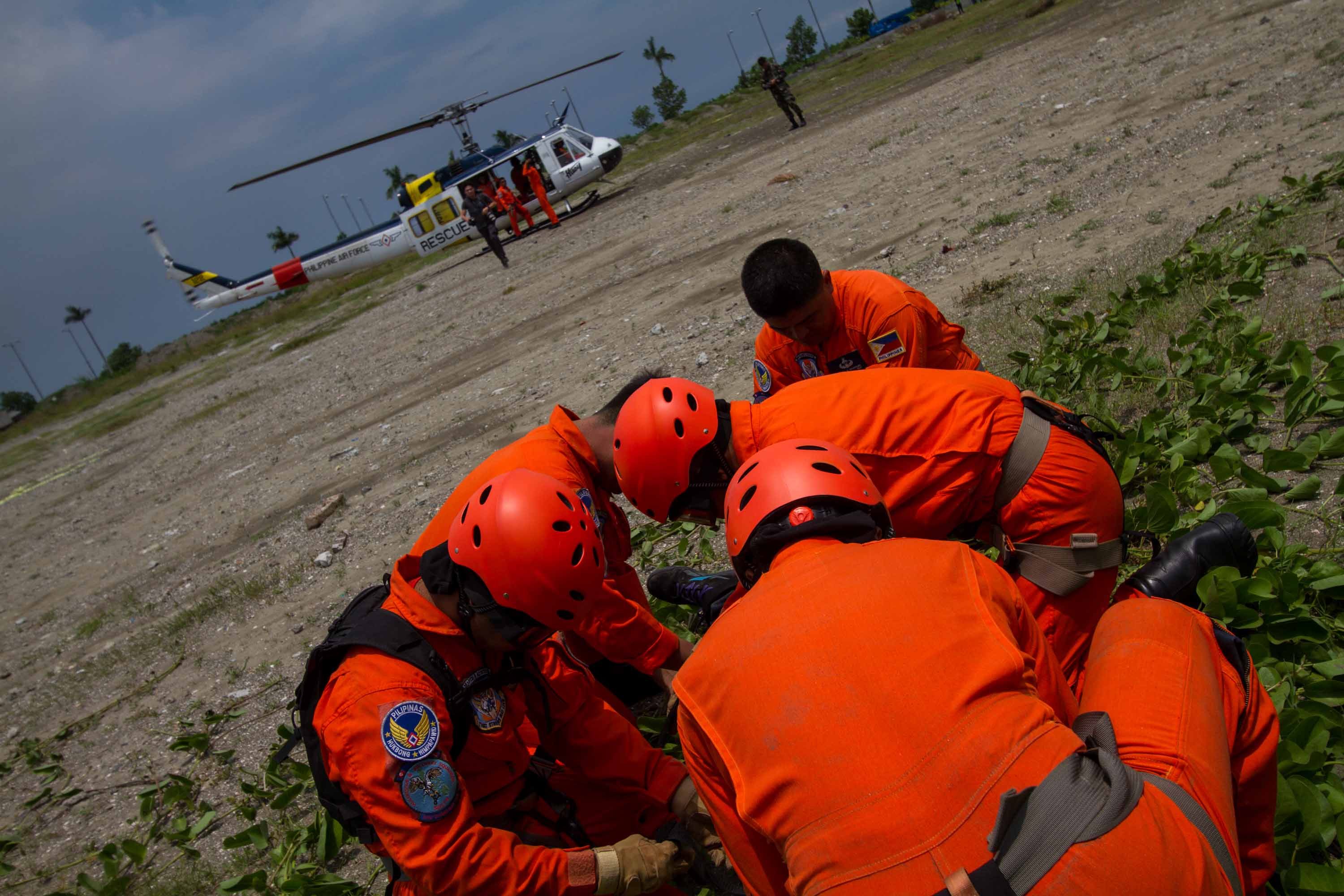 RESCUE BY AIR. Injured people being brought to a chopper headed to the nearest hospital in Pasay. Photo by Mark Z. Saludes/Rappler 