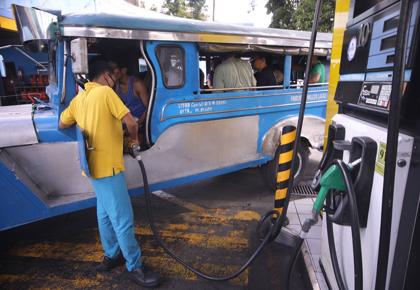 Economic managers change mind, recommend fuel tax hike in 2019