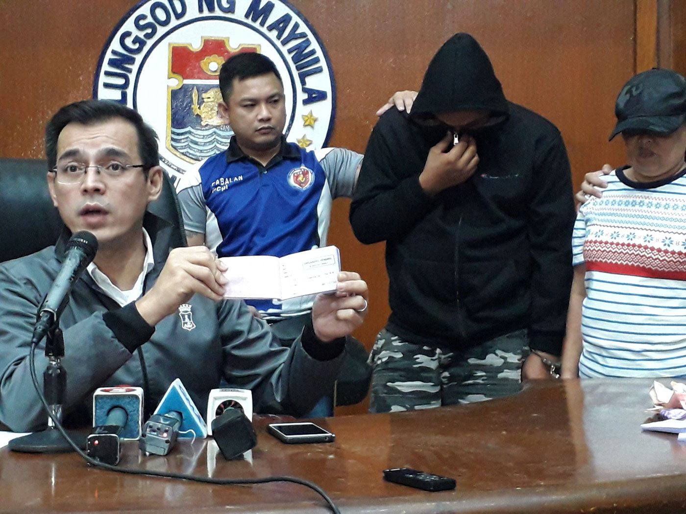 ARRESTED. Manila Mayor Isko Moreno presents two people arrested for extortion.  Photo from the Manila Public Information Office 