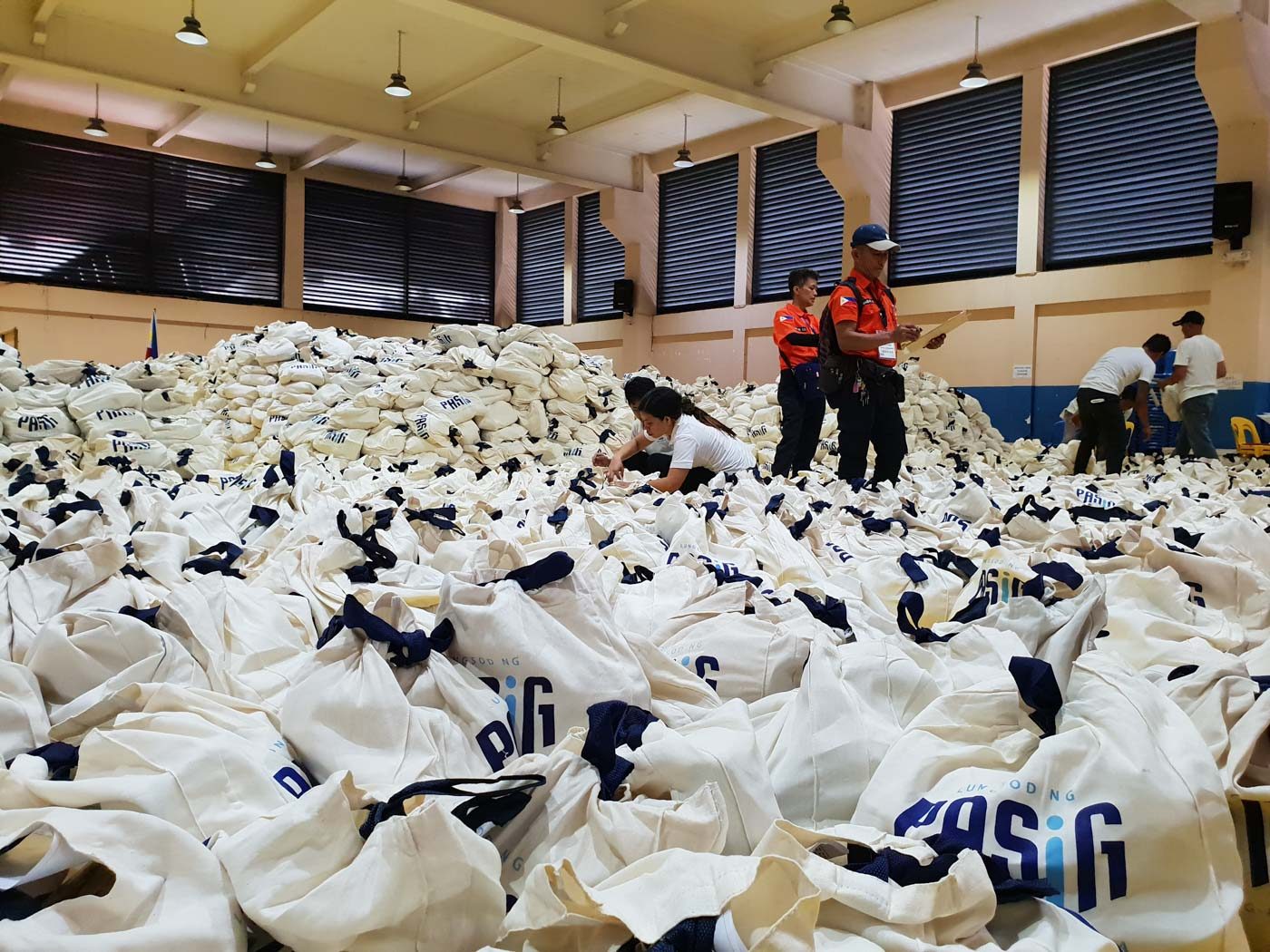 FROM SAVINGS. Cleaning up the bureaucracy yielded savings in the local government's finances, enabling Pasig to produce enough goody bags for every family in the city. Photo by JC Gotinga/Rappler 