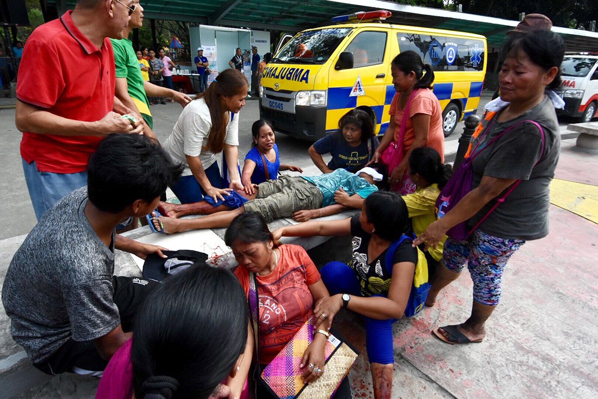 DRILL. Mock victims wait for emergency responders during an earthquake drill in Quezon City on February 15, 2018. Photo by Angie de Silva/Rappler  