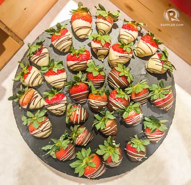 CHOCOLATE-COVERED STRAWBERRIES. This sinful but classic dessert was a hit among the restaurant guests. Photo by Vernise L. Tantuco/Rappler.com 