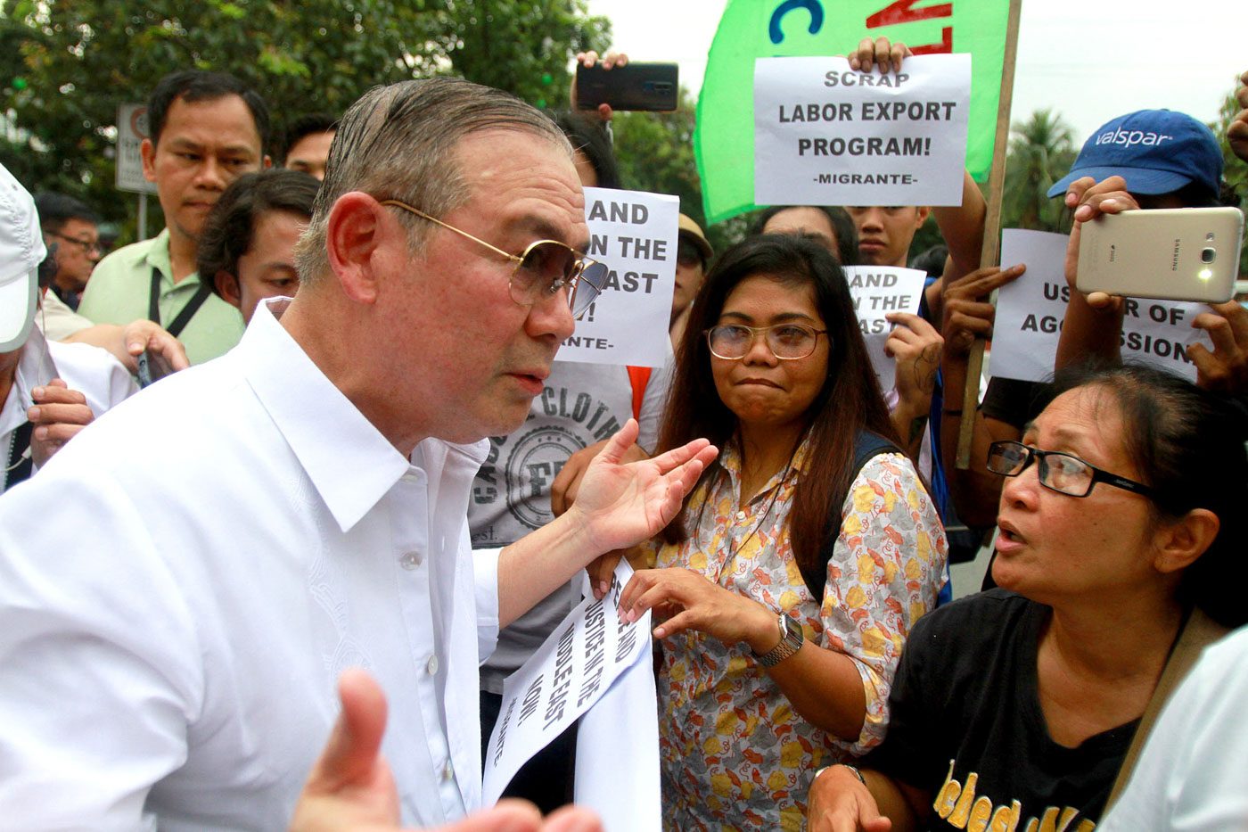 ‘Bugbugin mo ako!’: Locsin faces off with protesters at DFA