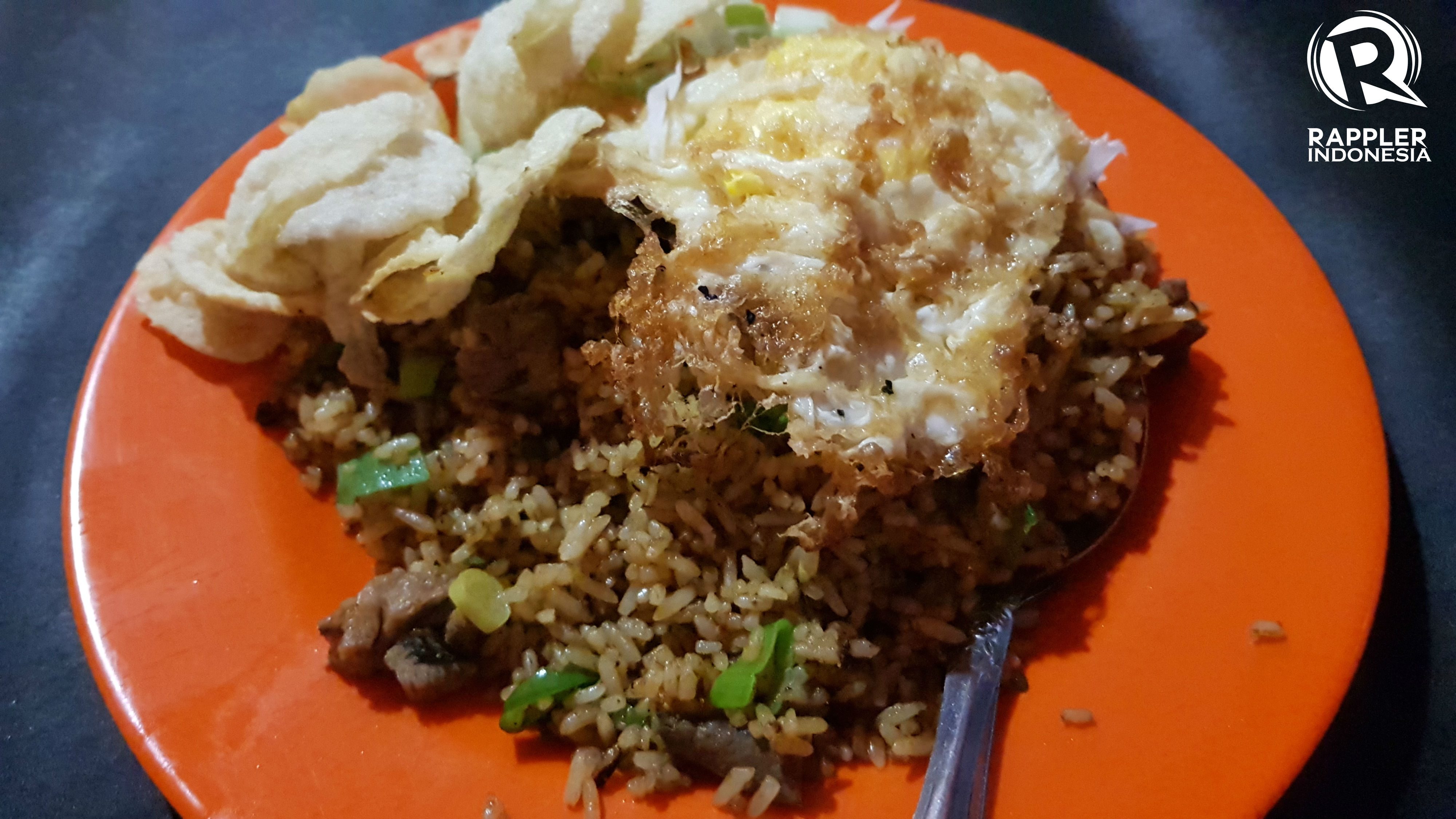 MANY OPTIONS. Warung Bhakti offers various toppings on their fried rice dishes. Photo by Sakinah Ummu Haniy/Rappler 