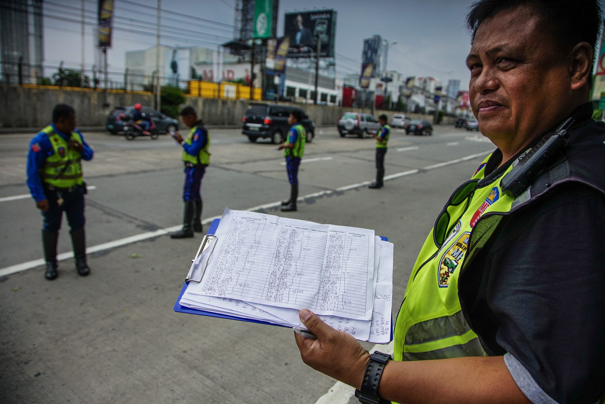 DRY-RUN. MMDA enforcers manually list down plate numbers of cars that did not comply with the driver-only car ban along EDSA on August 15, 2018. Photo by Jire Carreon/Rappler  