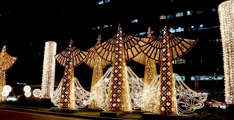 CHRISTMAS LIGHTS. This year's Christmas lights along Ayala Avenue highlights Filipino artistry. 
 