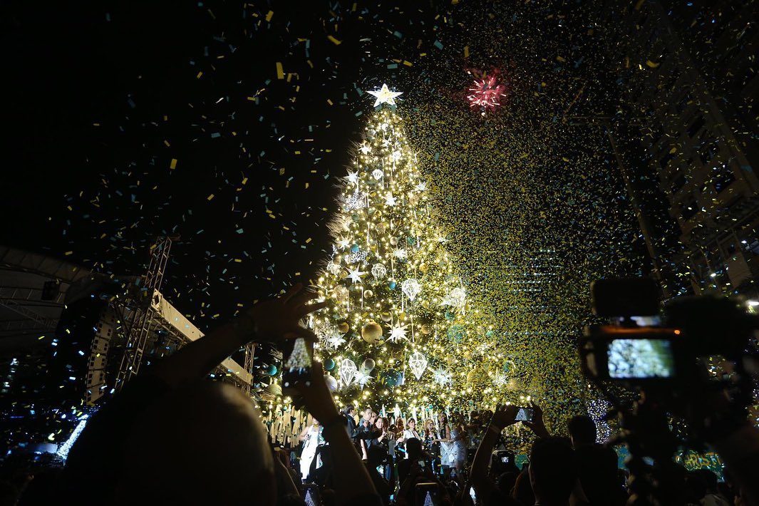 BIG TREE. Shoppers can go to the big Christmas tree in Araneta City to have photos taken. Photo from Facebook/Araneta City  