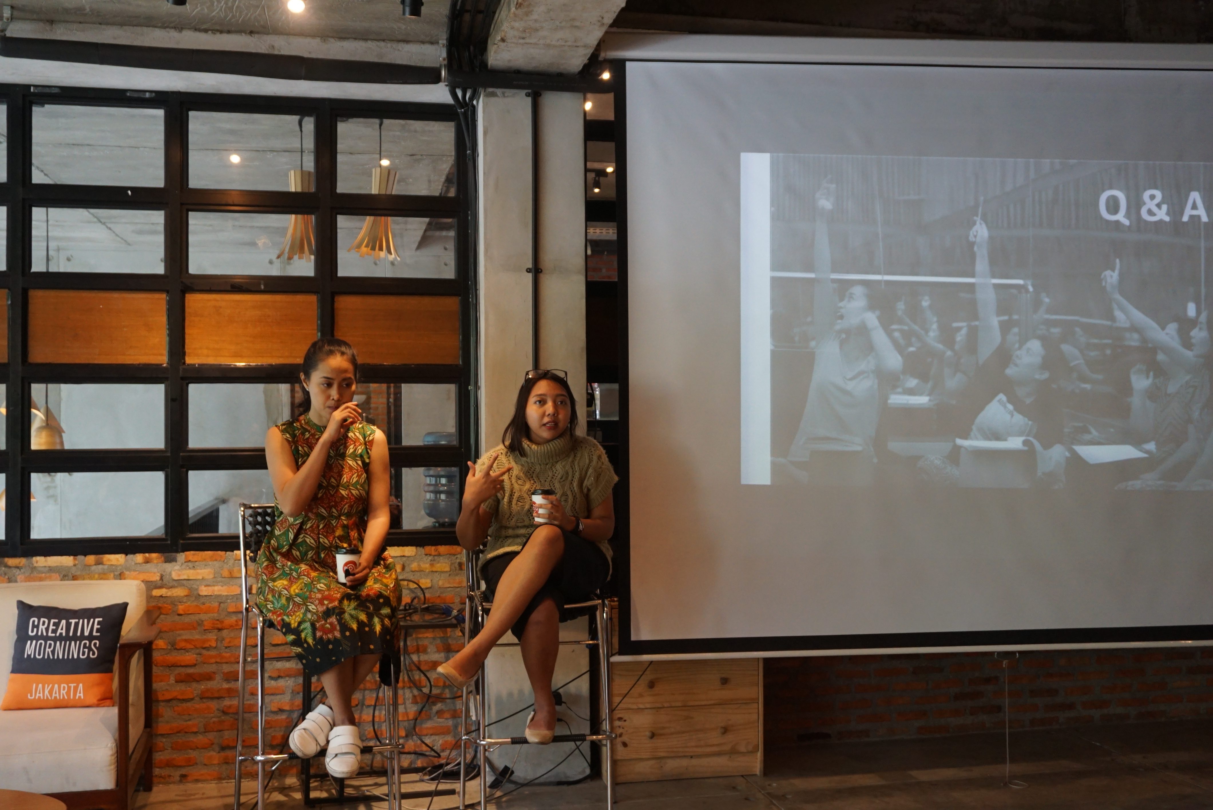 Pelaku industri teater Kennya Rinonce (kiri) dan Putri Ayudya saat menjadi pembicara CreativeMornings Jakarta pada 17 Maret 2017. Foto oleh Rika Kurniawati/Rappler 