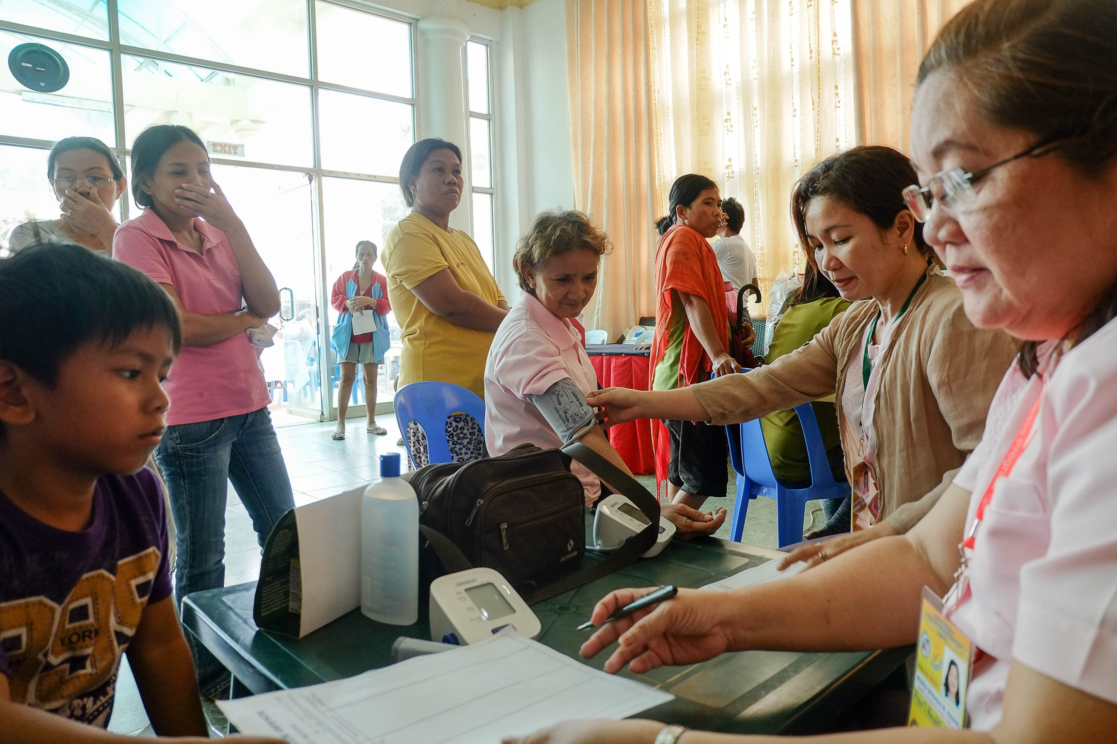 MEDICAL SERVICES. Surigao del Norte Provincial Health staff attend to residents affected by a magnitude 6.7 earthquake. Photo by Bobby Lagsa/Rappler 