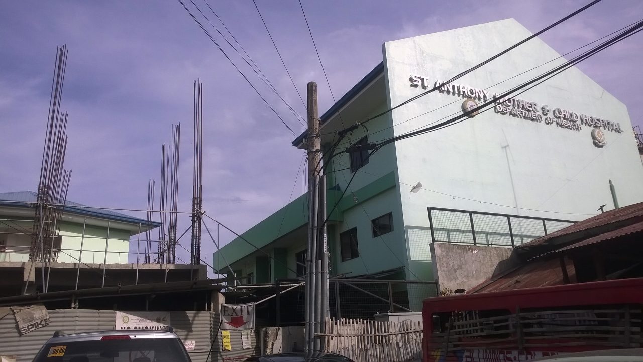 EXPANSION. The St Anthony Mother and Child Hospital in barangay Basak-San Nicolas is currently undergoing renovation to expand it from a 25-bed hospital to a 100-bed facility. Photo by Dale G. Israel/Rappler  