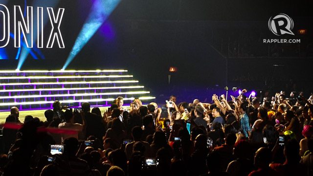 COME ON DOWN. PTX comes down to meet the crowd – and fans rush forward for a glimpse. Photo by Wyatt Ong/Rappler 