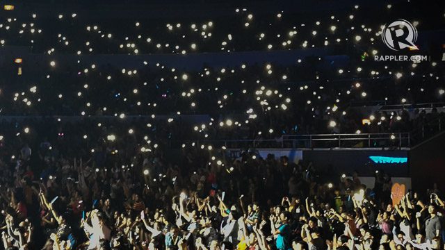 LIGHTS ON FOR PTX. Avi asked, so we complied. Photo by Wyatt Ong/Rappler 