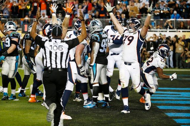 CELEBRATION. Denver Broncos players celebrate running back C. J. Anderson's (R) touchdown in the 4th quarter of the NFL's Super Bowl 50 between the AFC Champion Denver Broncos and the NFC Champion Carolina Panthers at Levi's Stadium in Santa Clara, California, USA, February 7, 2016. Tannen Maury/EPA 