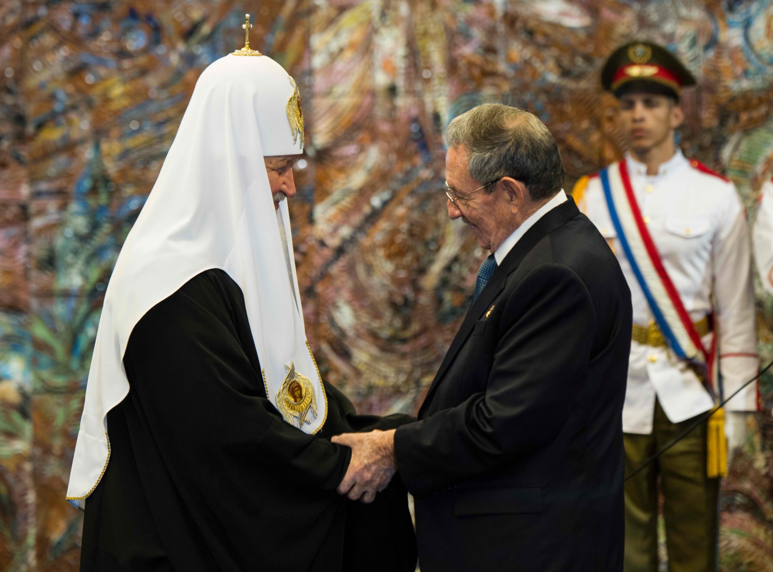 Cuba decorates Russia patriarch after pope visit