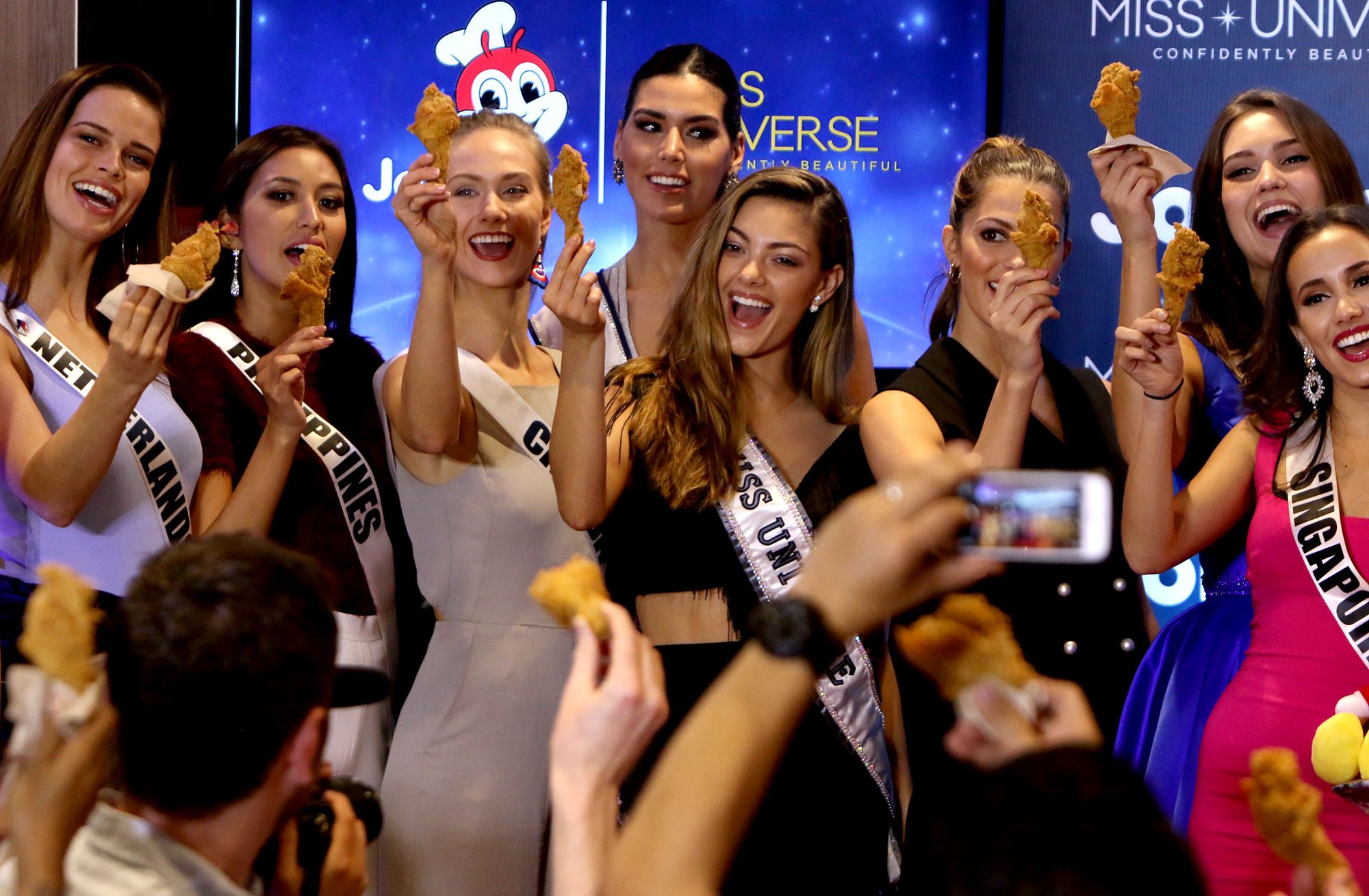 CHICKENJOY TOAST. The Miss Universe 2017 candidates with reigning queen Demi-Leigh Nel-Peters do the Chickenjoy toast as they bond with kids from Kanlungan sa Er-main in Biopolis, Pasay on December 7, 2017. Photo by Inoue Jaena/Rappler   