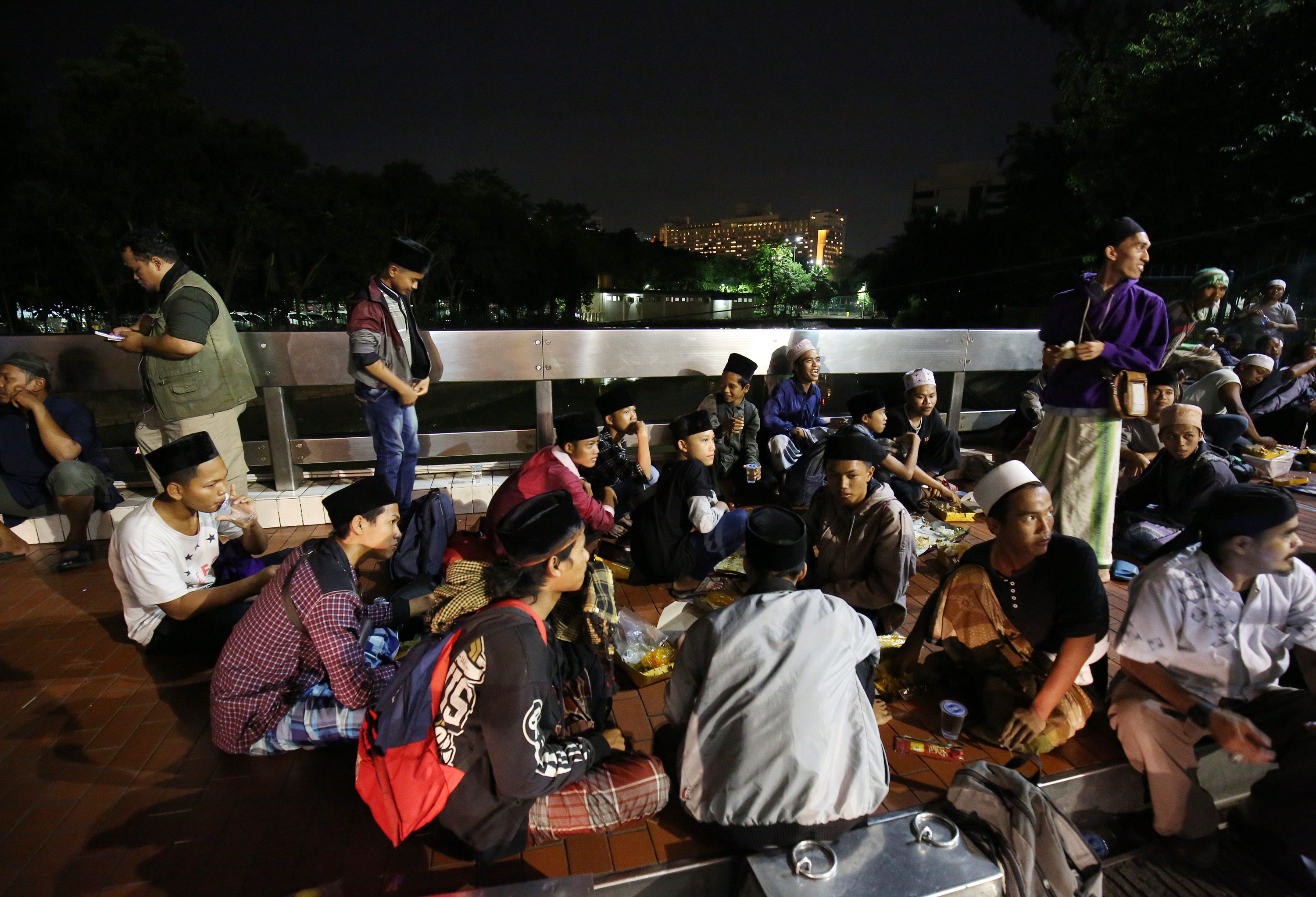 Sejumlah anggota ormas Islam dari berbagai daerah berkumpul di halaman Masjid Istiqlal, Jakarta Pusat, pada 3 November 2016. Foto oleh Reno Esnir/Antara  