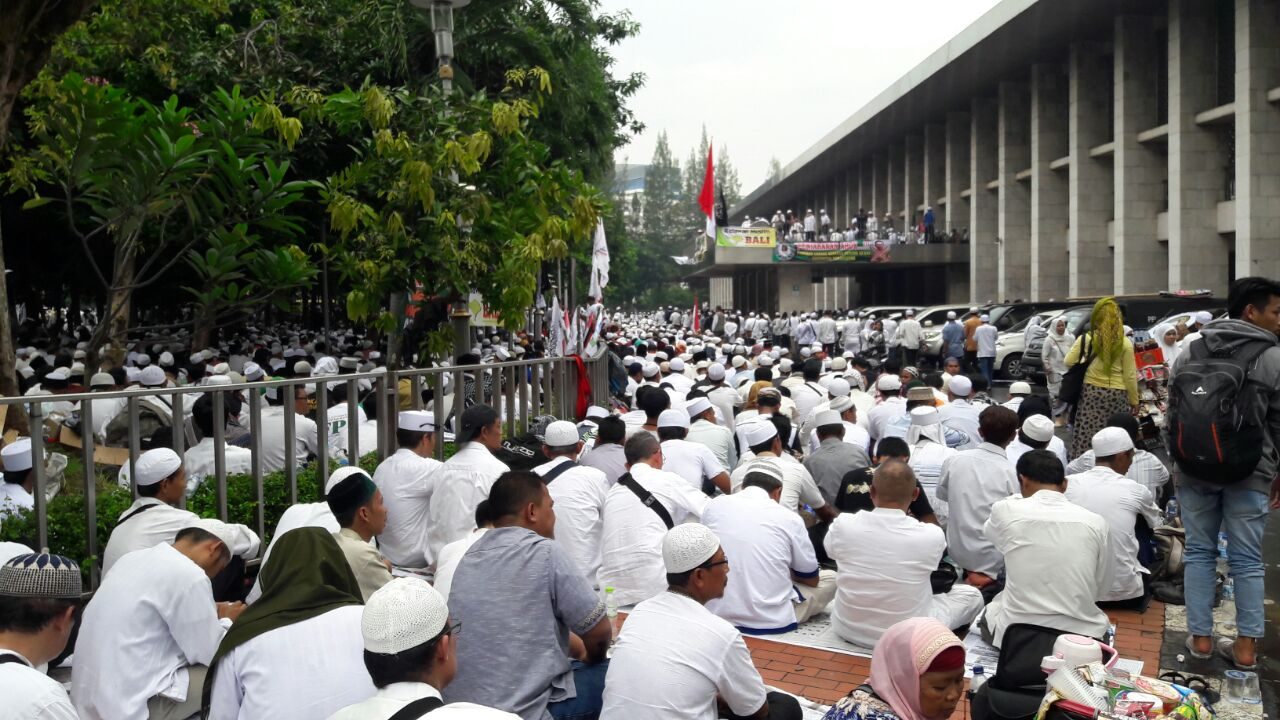 Demonstran salat Jumat di halaman Masjid Istiqlal. Foto oleh Sakinah Ummu Haniy/Rappler
 