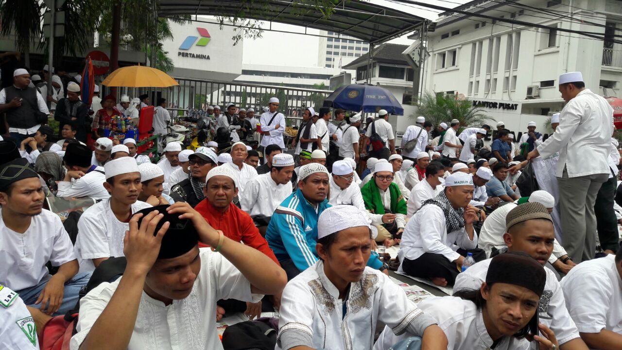 Demonstran salat Jumat di depan kantor Pertamina. Foto oleh Sakinah Ummu Haniy/Rappler
 