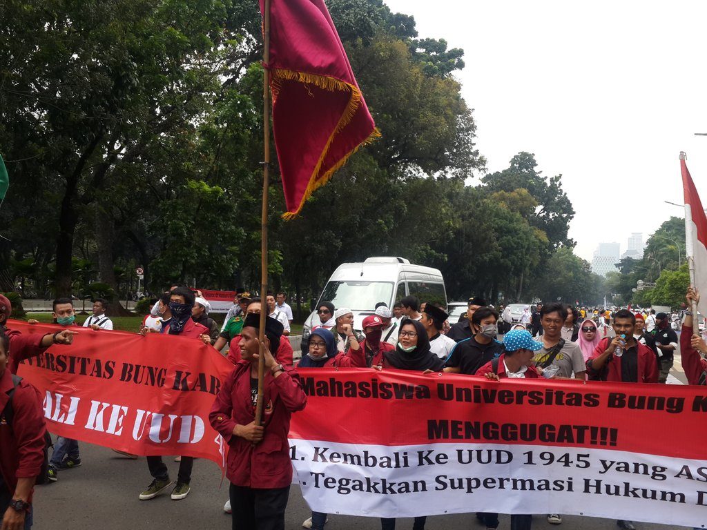 Rombongan BEM Univ Bung Karno mengawal Rachmawati Soekarnoputri merapat ke depan Istana. Foto oleh Uni Lubis/Rappler 