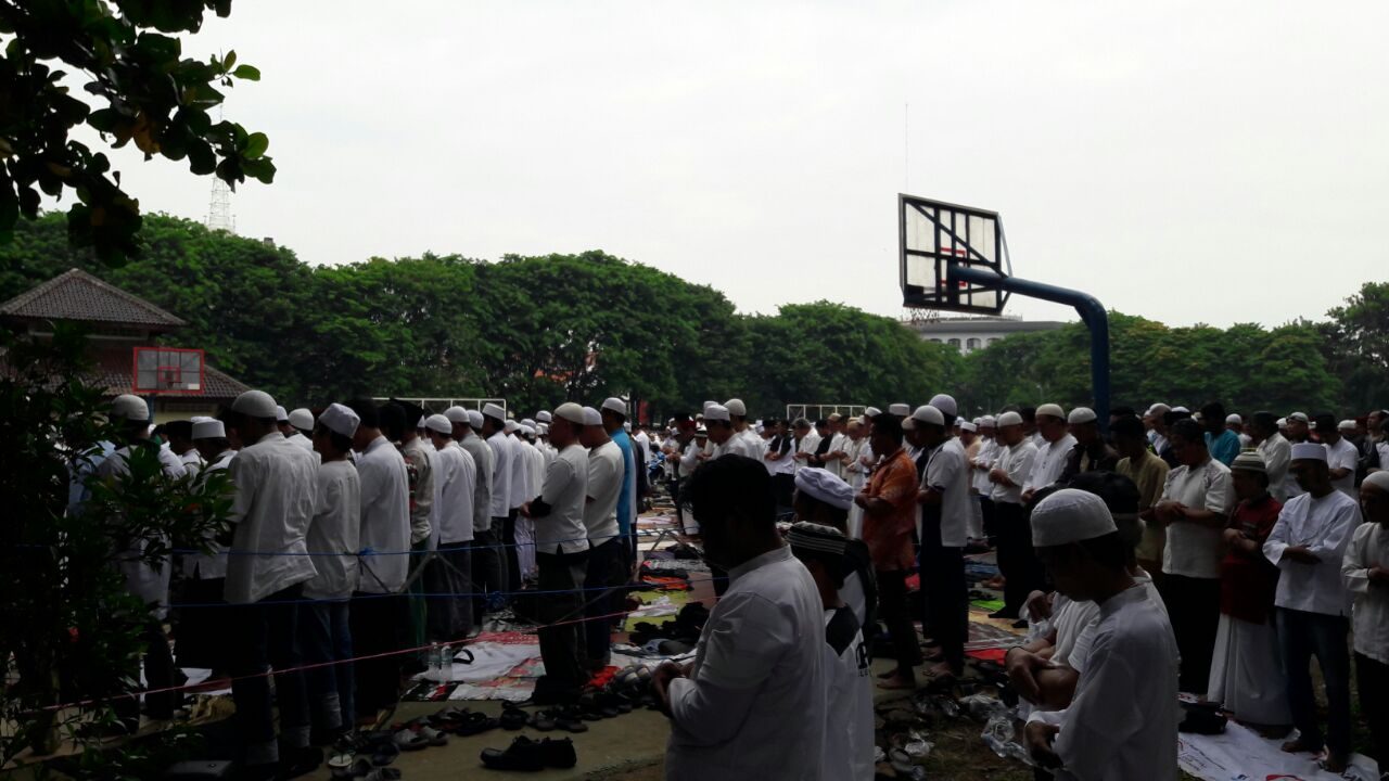 Demonstran salat Jumat di Lapangan Banteng. Foto oleh Sakinah Ummu Haniy/Rappler
 