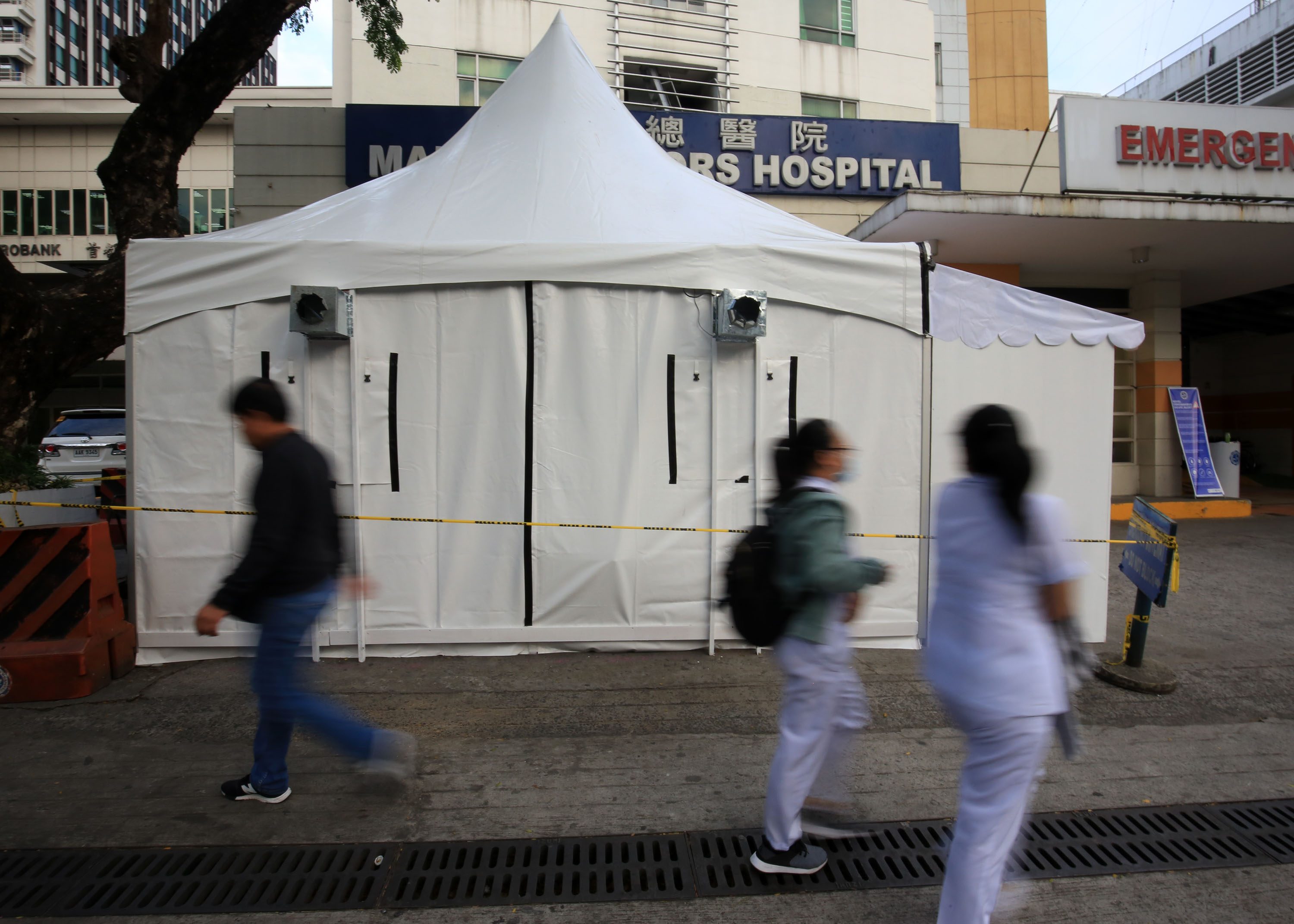 QUARANTINE. The Manila Doctors Hospital along UN Avenue in Manila sets up a quarantine tent for patients under investigation for coronavirus symptoms. Photo by Ben Nabong/Rappler