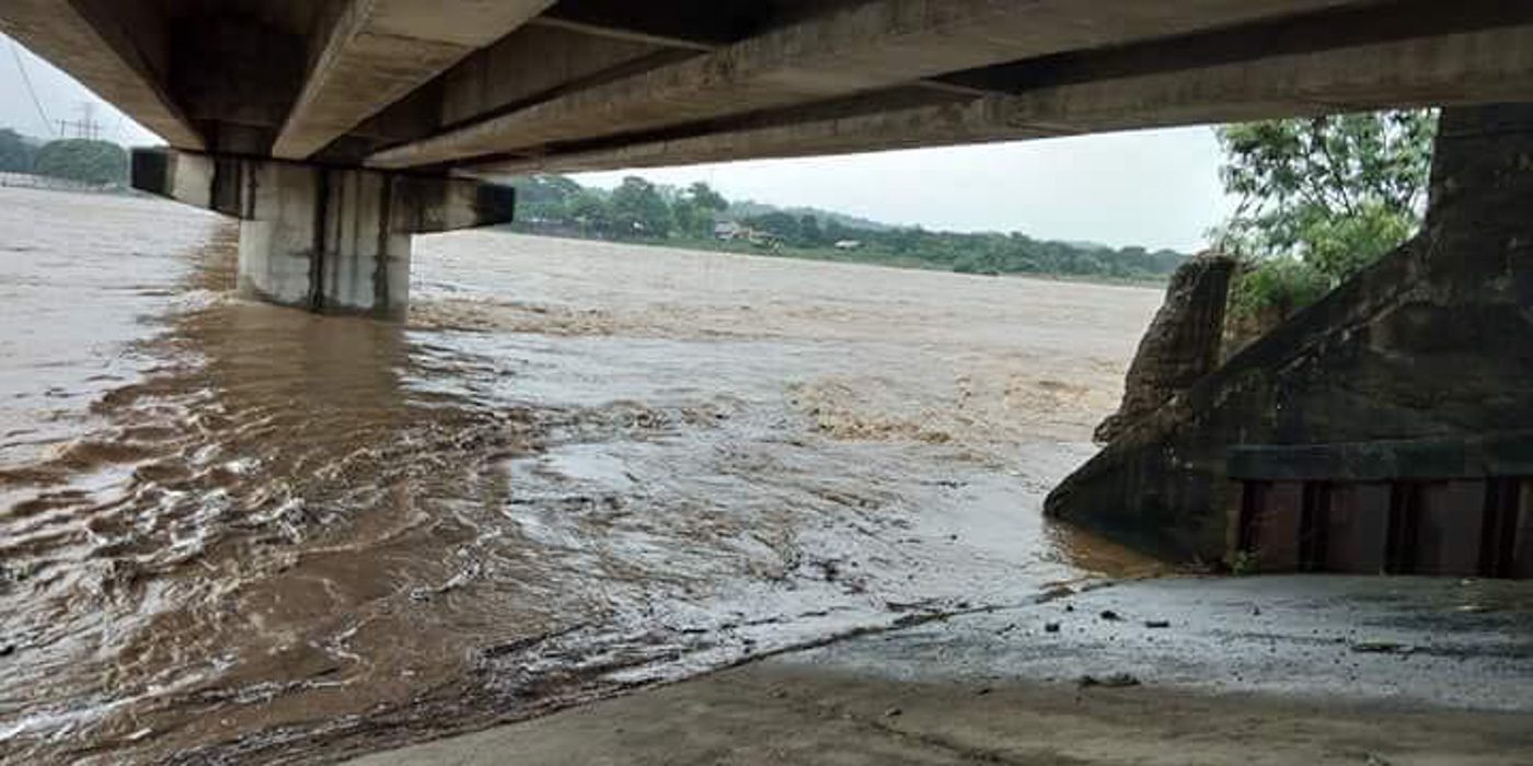 WATER LEVEL. The water level under the Bacarra Bridge rises due to continuous rainfall in the region. Photo from Bacarra municipal government  