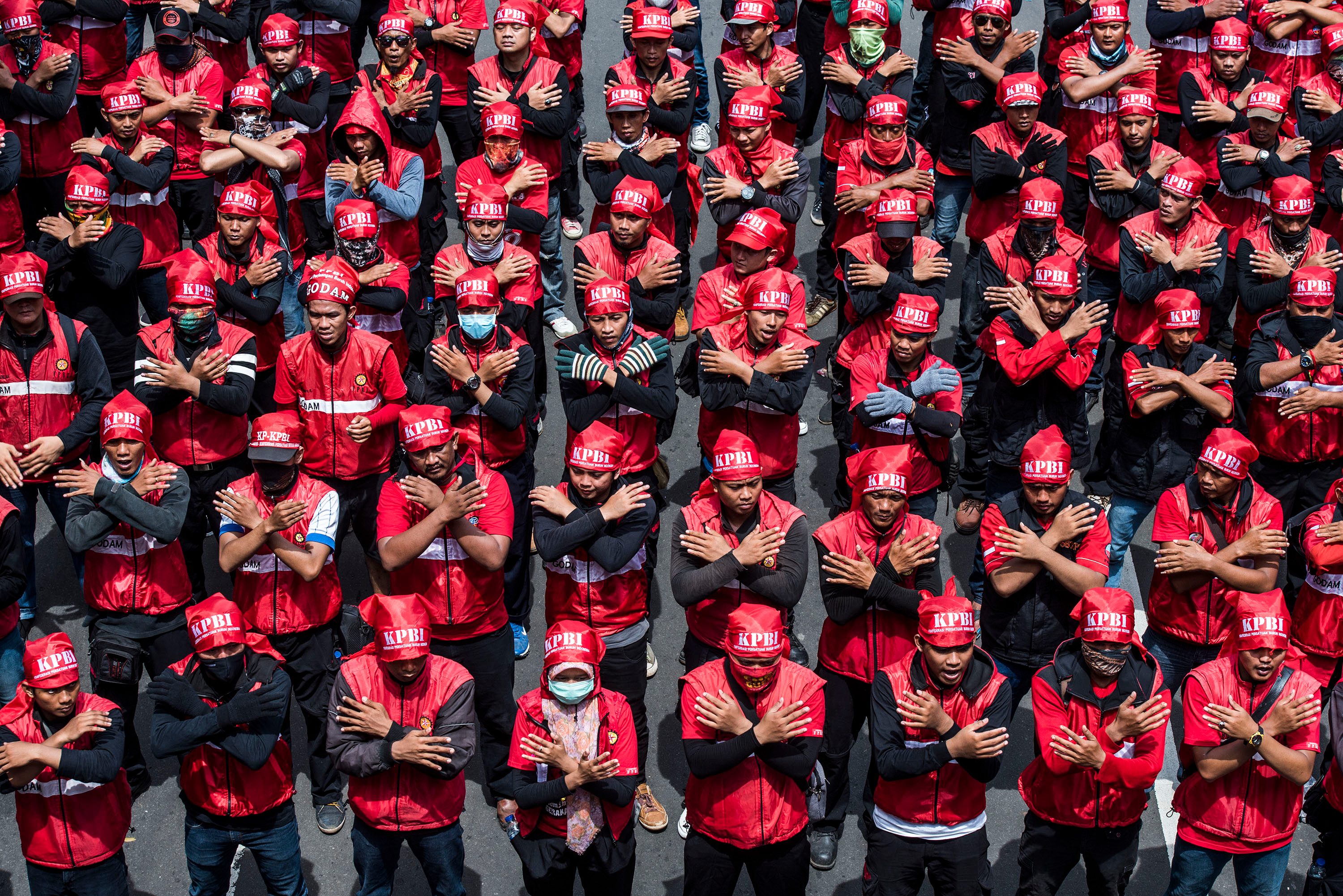 Ribuan buruh yang tergabung dalam sejumlah aliansi melakukan unjuk rasa di kawasan Medan Merdeka Barat, Jakarta, Minggu (1/5). Aksi tersebut dalam rangka memperingati Hari Buruh Internasional pada 1 Mei. ANTARA FOTO/M Agung Rajasa/ama/16 