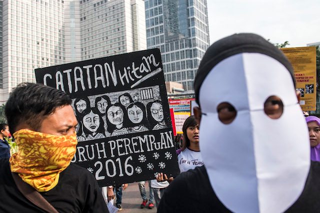 Komite Aksi Perempuan melakukan aksi simpatik saat Hari Buruh Dunia di Jakarta, pada 1 Mei 2016. Foto oleh M Agung Rajasa/Antara 
