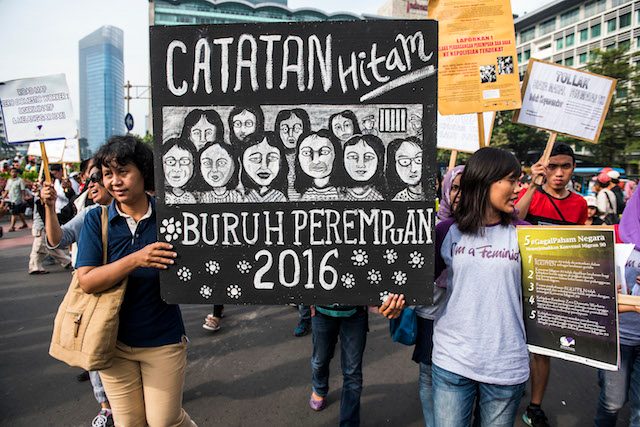 Puluhan aktivis yang tergabung dalam Komite Aksi Perempuan melakukan aksi simpatik saat Hari Buruh Dunia di Jakarta, Minggu (1/5). Dalam aksinya mereka menuntut kepada Pemerintah untuk melaksanakan kebijakan dengan standar HAM bagi buruh perempuan dan segera meratifikasi konvensi PBB No. 183 tahun 2000. ANTARA FOTO/M Agung Rajasa/ama/16 