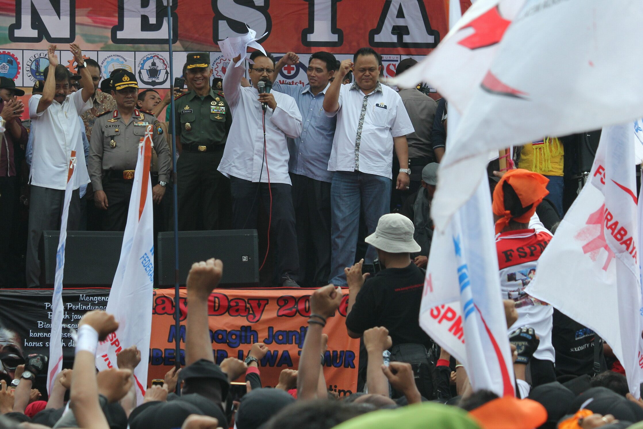 Wakil Gubernur Jawa Timur Saifullah Yusuf (kedua kanan) menemui massa buruh di Gedung DPRD Tk I Jatim, Surabaya, Jawa Timur, Minggu (1/5). Wagub menampung aspirasi yang disampaikan massa buruh saat berunjuk rasa memperingati Hari Buruh Internasional. ANTARA FOTO/Didik Suhartono/ama/16 