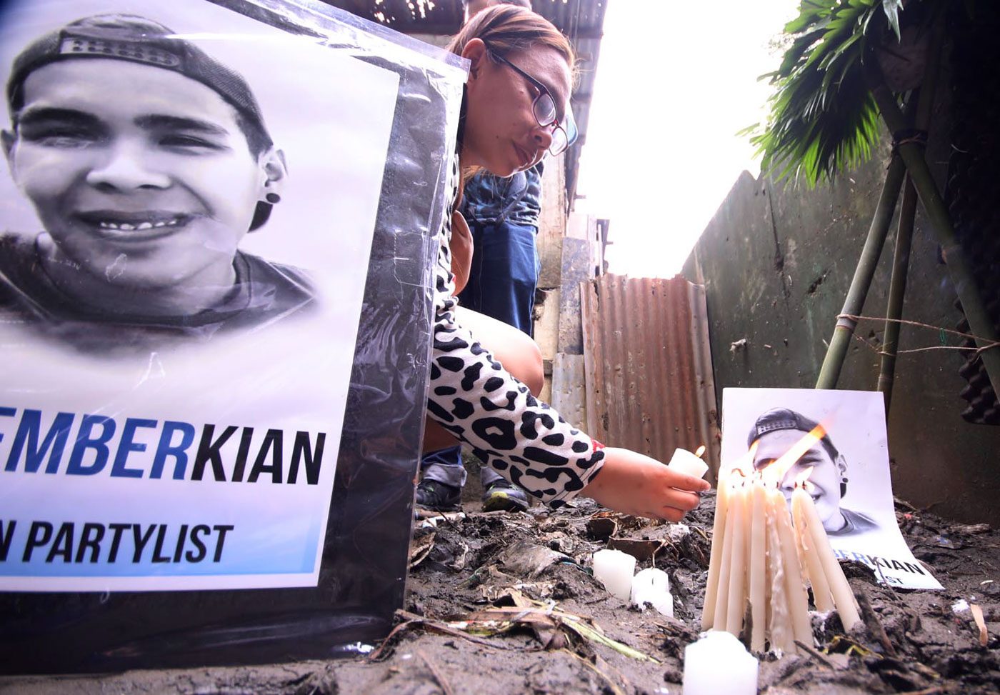 A YEAR AFTER. Trixia delos Santos lights a candle and offers prayers on the site where her brother 17-year-old Kian delos Santos was killed in Baesa Libis, Caloocan City, as families and friends remember his first death anniversary on August 15, 2018. Photo by Darren Langit/Rappler   