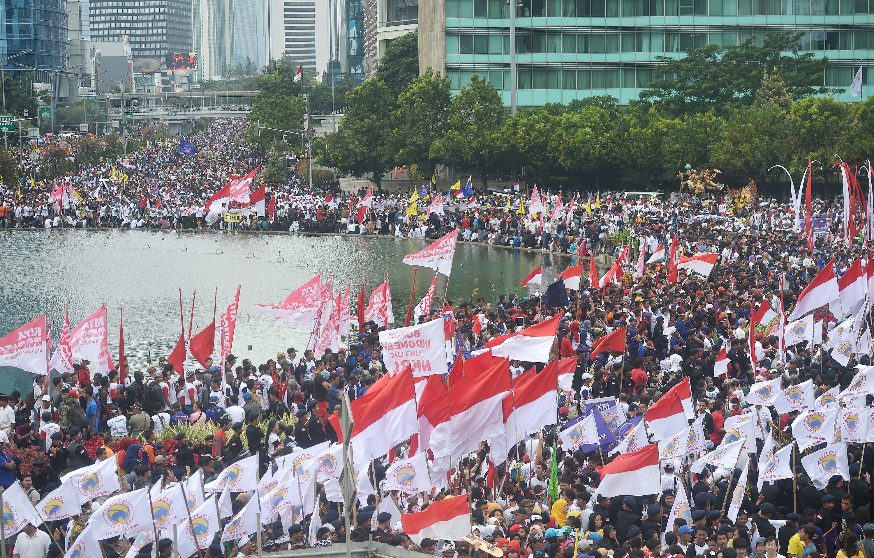 Massa yang tergabung dalam Aliansi Kebhinekaan mengikuti parade "Kita Indonesia" di Bundaran HI, Jakarta, pada 4 Desember 2015. Foto oleh Yudhi Mahatma/Antara 