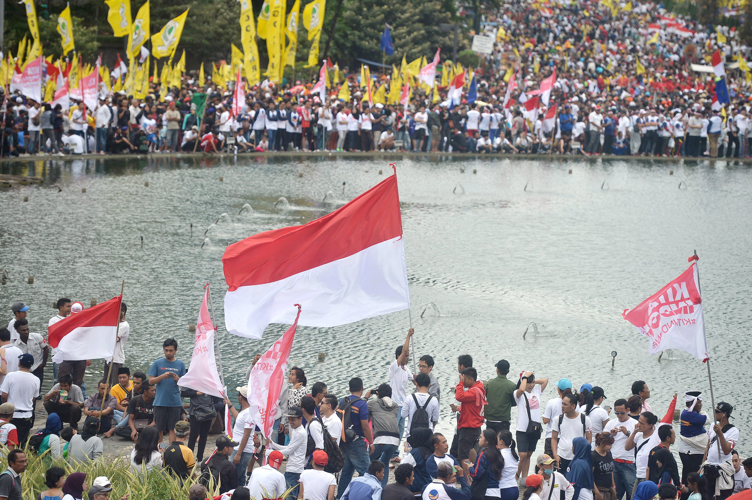 Massa yang tergabung dalam Aliansi Kebhinekaan mengikuti parade "Kita Indonesia" di Bundaran HI, Jakarta, pada 4 Desember 2016. Foto oleh Yudhi Mahatma/Antara 