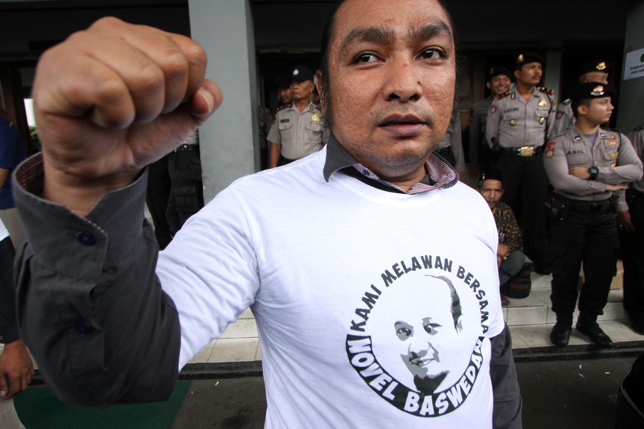 FOR NOVEL. A supporter of Novel Baswedan demonstrating outside the South Jakarta District Court on June 9, 2015. Photo by Gatta Dewabrata/Rappler  