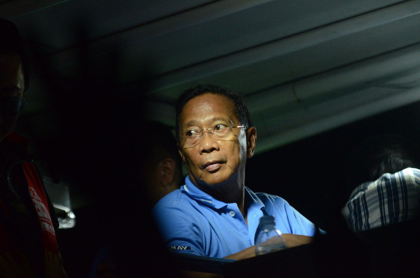 UNA STANDARD-BEARER. Vice President Jejomar Binay campaigns into the night during one sortie in Laguna. Photo by Alecs Ongcal/Rappler  