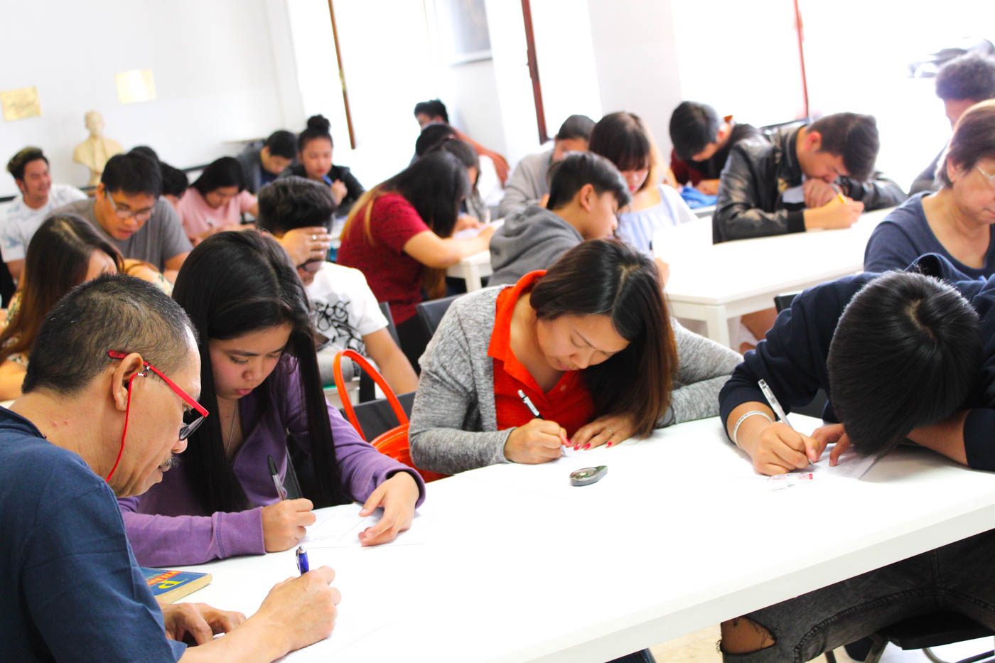 LANGUAGE BARRIER. Filipinos in Milan taking free Italian language lessons at the Philippine Consulate in Milan. Photo by Don Kevin Hapal/Rappler 