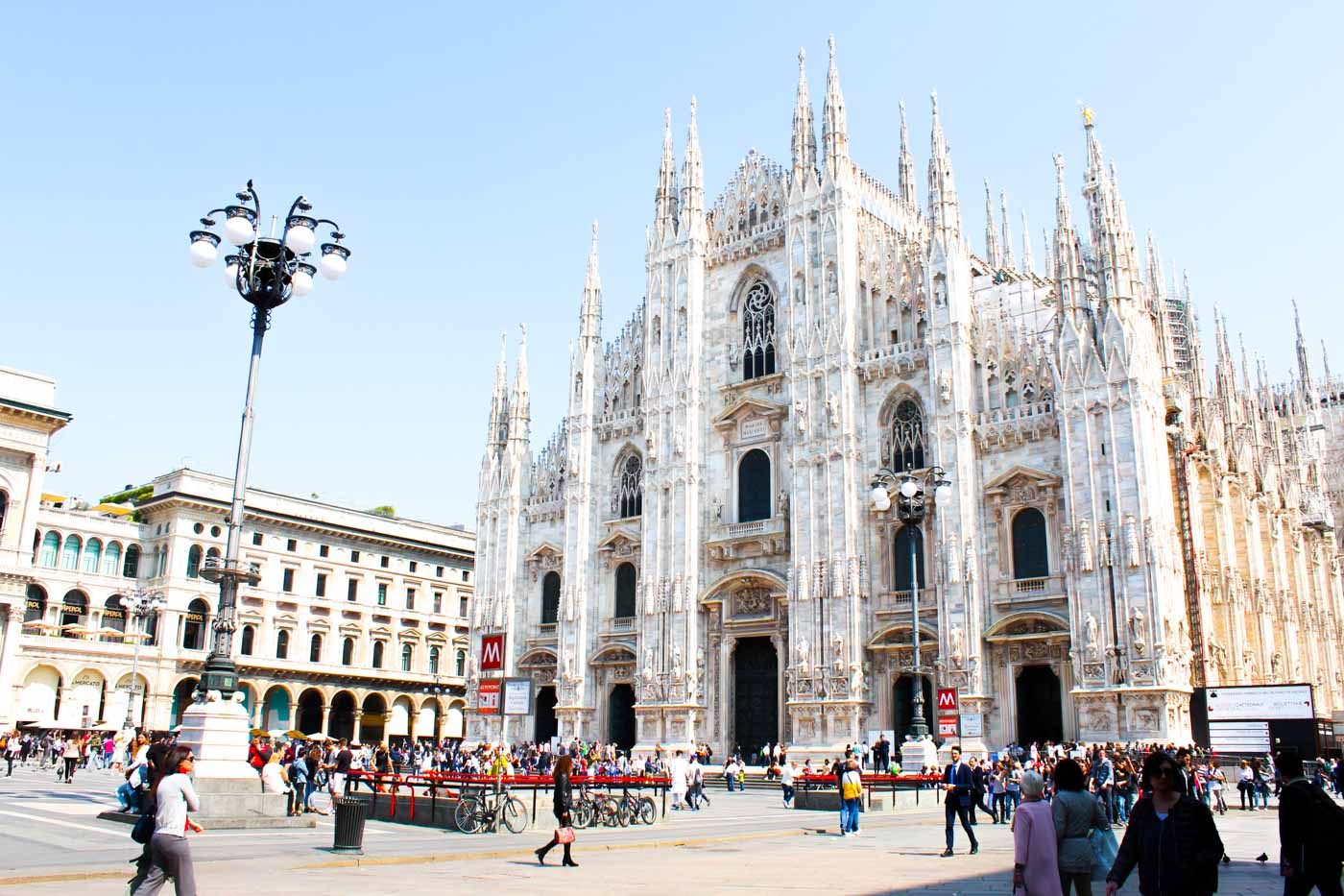 MELTING POT. Many OFWs can be seen hanging around the Milan Cathedral on their days off. Photo by Don Kevin Hapal/Rappler 