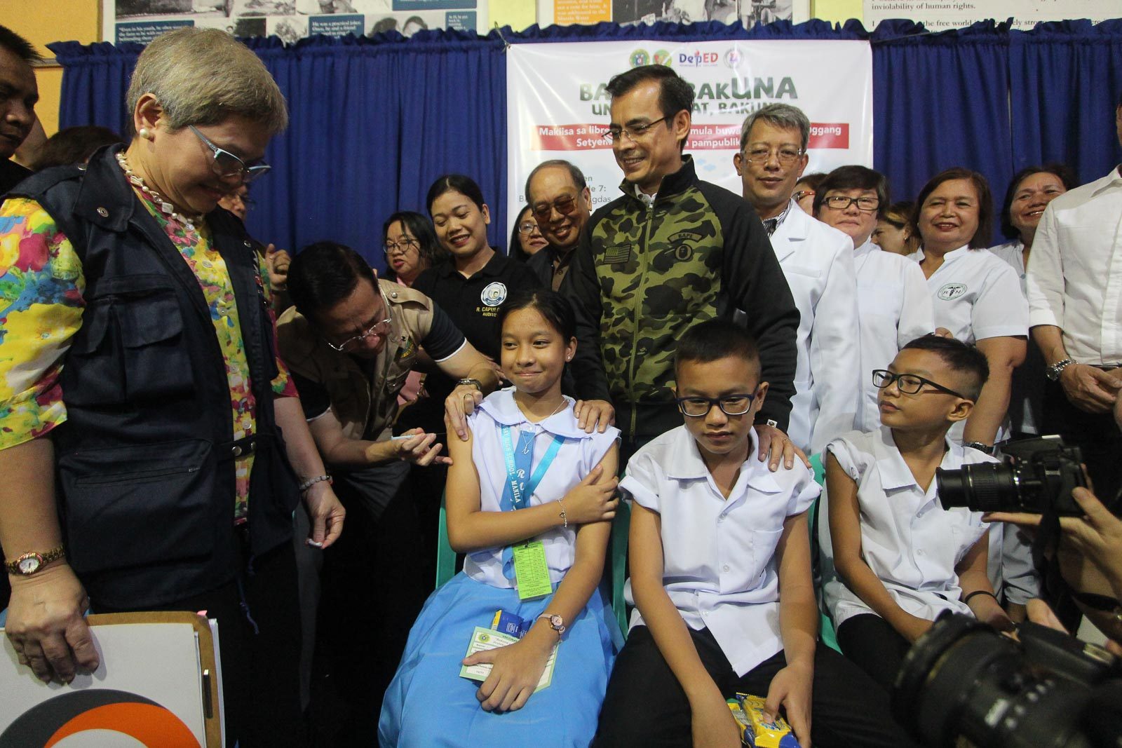 ADMINSTERING SHOTS. Manila Mayor Isko Moreno joins Health secretary Francisco Duque III in administering shots of measles and diphtheria vaccines to grade 7 students of Ramon Magsaysay High School in Manila on July 16, 2019. Photo by Inoue Jaena/Rappler  