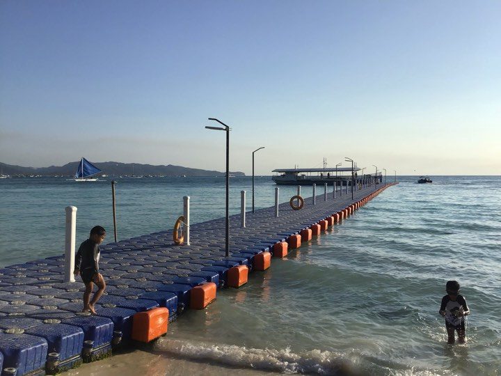 Task force orders mayor to stop charging Boracay pontoon fees
