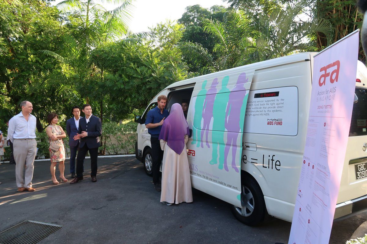 PEDULI AIDS. Pangeran Harry tengah dijelaskan mengenai kendaraan yang digunakan untuk sosialisasi penyakit AIDS kepada warga di Singapura di kantor Jamiyah Singapura pada Minggu, 4 Juni. Foto diambil dari akun @UKinSingapore  