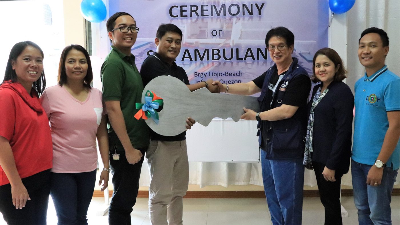 TURNOVER. Panukulan Municipal Mayor Alfred Rigor S. Mitra (center) receives the ceremonial key for the sea ambulance from DOH-CALABARZON Regional Director Eduardo C. Janairo (with vest) during the turn-over ceremonies held in Infanta town in the Province of Quezon on September 6, 2019. Photo courtesy of DOH-CALABARZON 