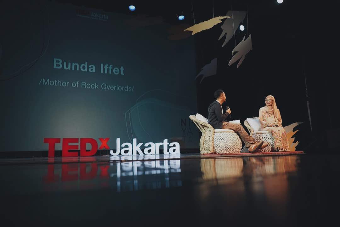 ROCK. Bunda Iffet, mendampingi Slank selama 20 tahun. Foto dari Twitter/@TEDxJakarta 