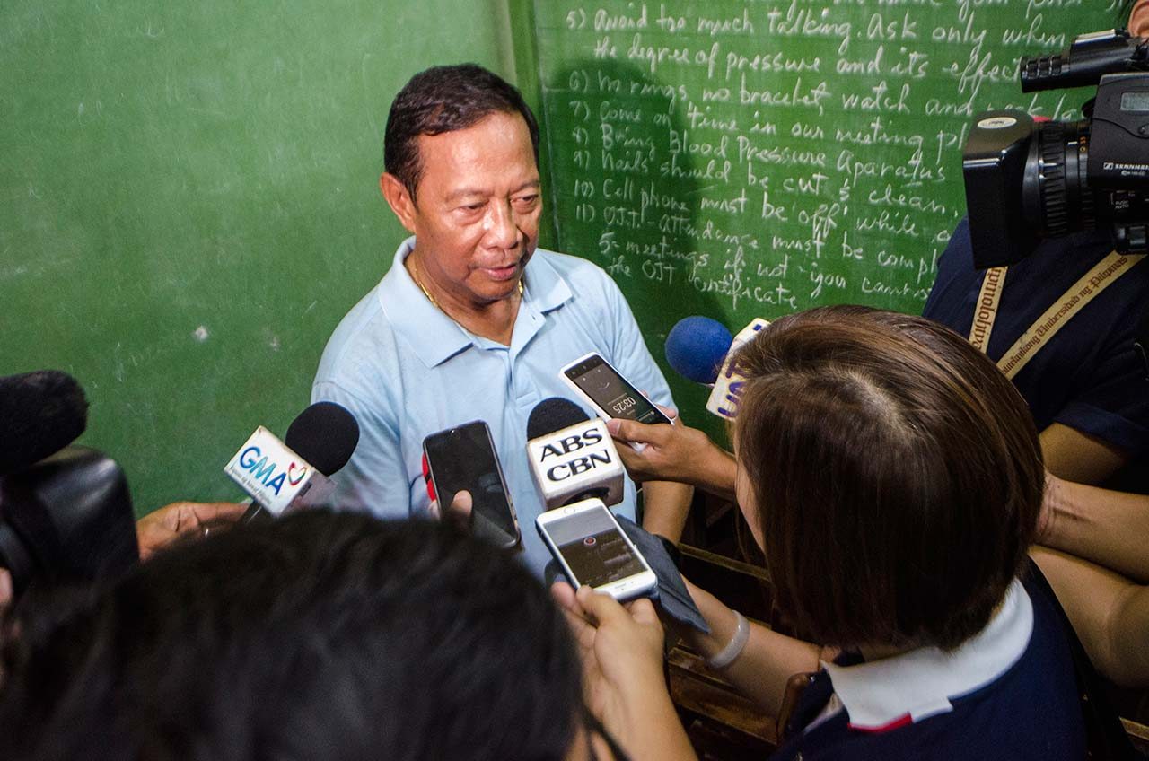 THE SCRUM. There were weeks during the campaign when it was difficult for reporters to catch Binay for an interview. Photo by Rob Reyes/Rappler  