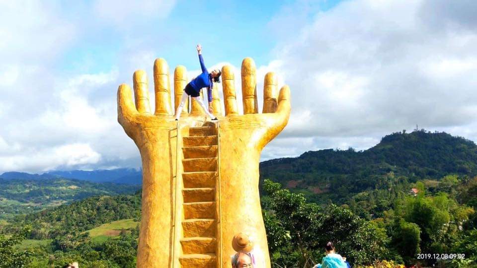 MORE PHOTO OPS. The giant outstretched palm is also a hit among tourists. Photo courtesy of Sirao Garden
 